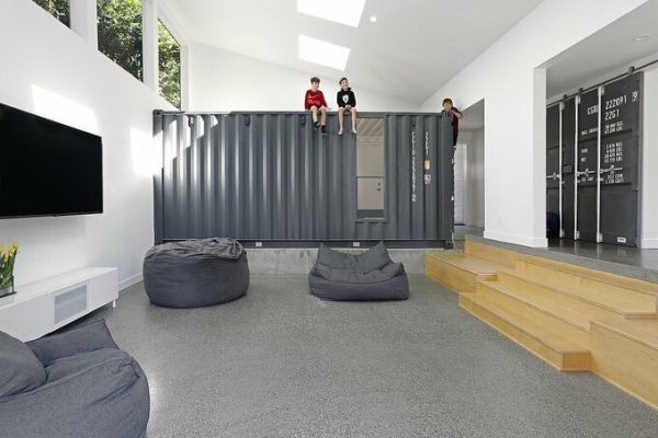 Nội thất nhà có khối container sơn xám và cầu thang gỗ