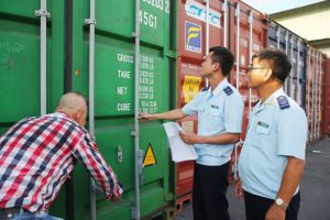 Doanh nghiệp than khó vì hàng quá cảnh trong thùng container bị hải quan kiểm tra thủ công