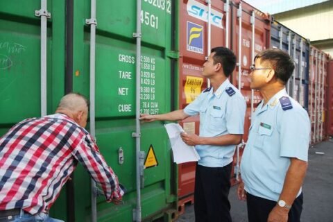 Hai Quan Kiem Tra Thung Container Hang Hoa E1608135785594