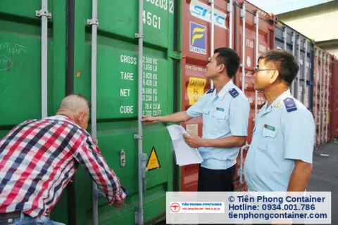 Hai Quan Kiem Tra Thung Container Hang Hoa E1608135785594