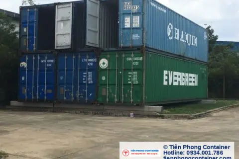Hai container khô xếp chồng tại bãi, minh họa container kho đã qua sử dụng
