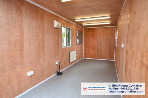 Phòng bên trong container có vách gỗ và sàn chống trơn, bố trí khu thay đồ cho công nhân