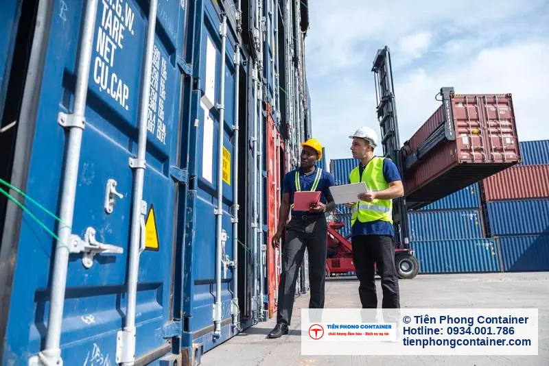 Nhân viên kiểm tra container kho trước khi bàn giao cho khách hàng