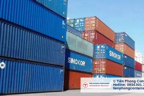 Container xếp chồng tại bãi cảng, minh họa tình trạng thiếu container rỗng xuất khẩu