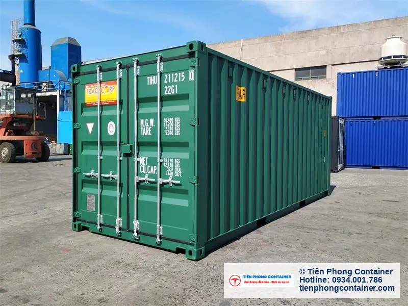 Container kho màu xanh lá đặt ngoài bãi, minh họa loại hàng nên và không nên lưu trữ