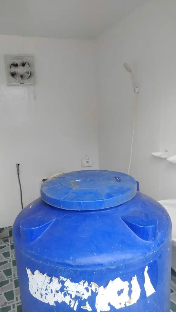 Bể chứa nước màu xanh dạng đứng đặt trong buồng WC của container văn phòng 40ft tại Nhơn Trạch 3