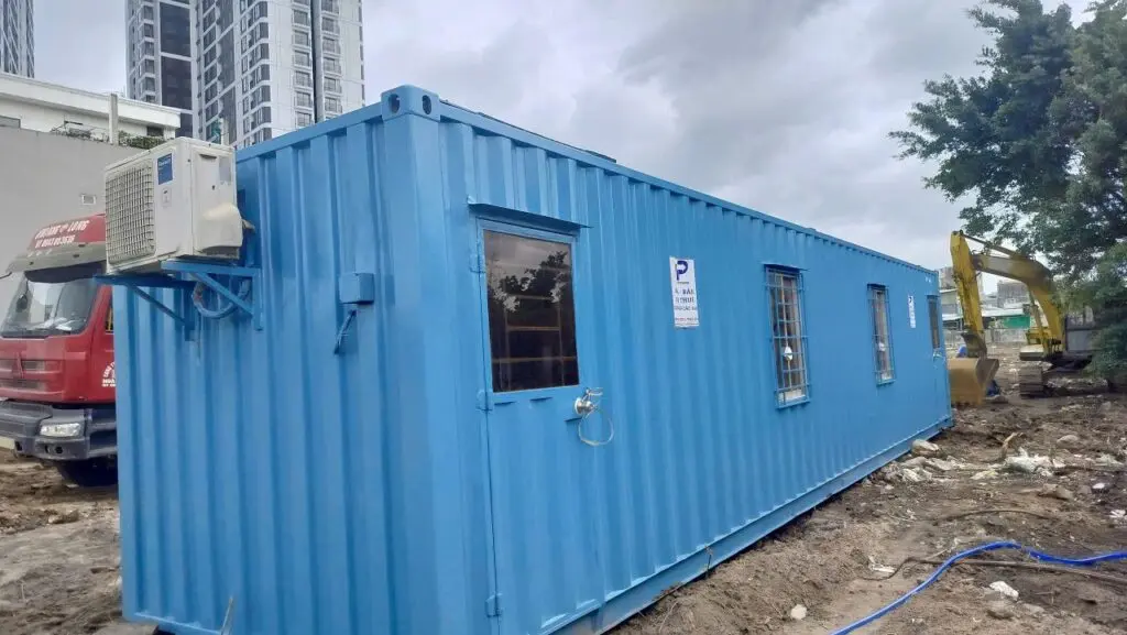 Bể chứa nước màu xanh đặt trong buồng cuối container văn phòng 40ft tại Bình Hòa