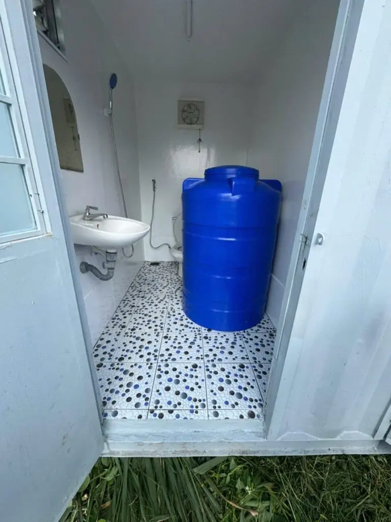 Bể chứa nước xanh đặt trong container vệ sinh 20ft tại Lâm Đồng