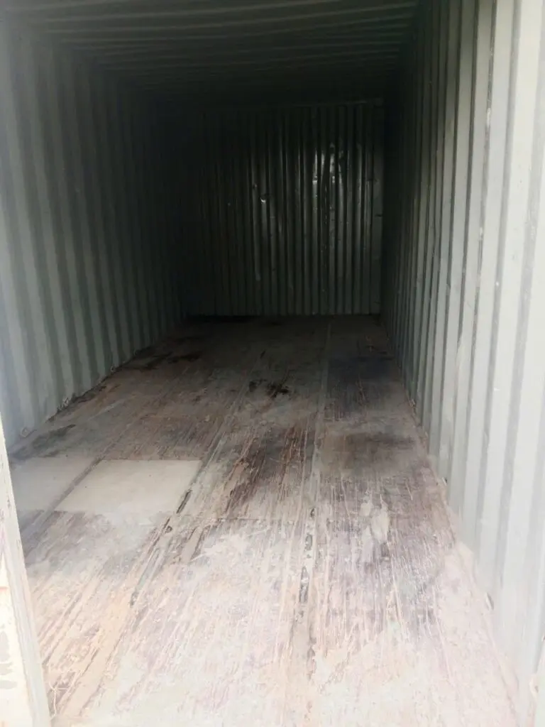 Bên trong container kho 20ft có sàn gỗ nguyên bản trước khi bàn giao tại KCN Phước Đông