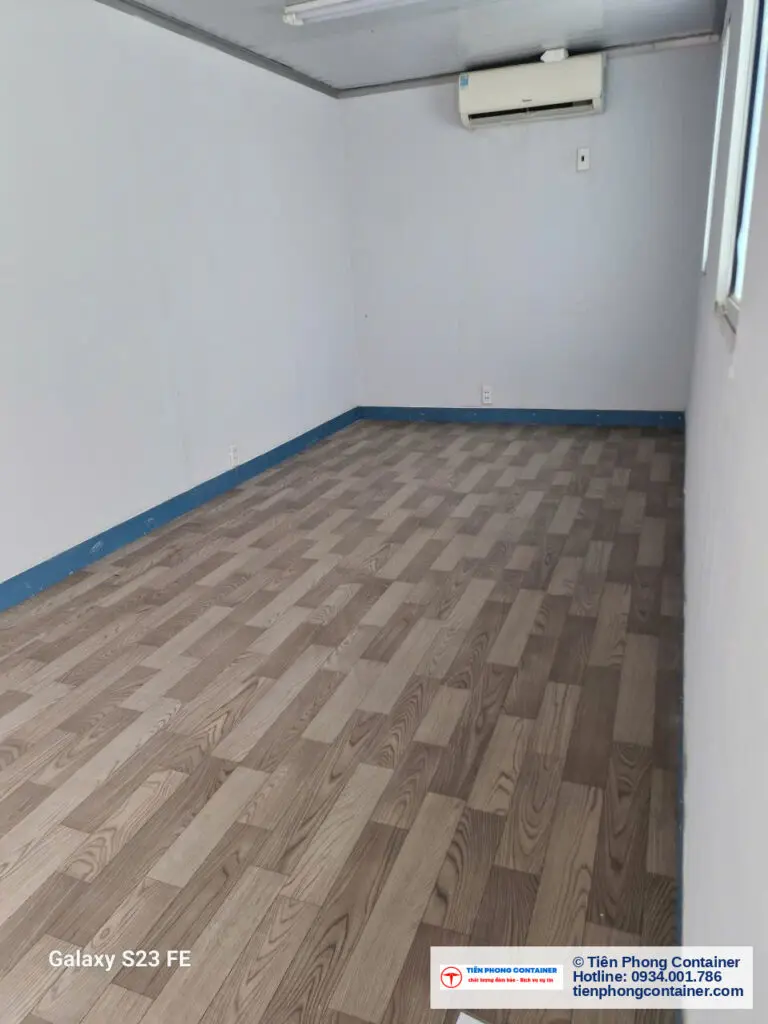 Bên trong container văn phòng 20ft có sàn vinyl giả gỗ, vách trắng và máy lạnh treo tường