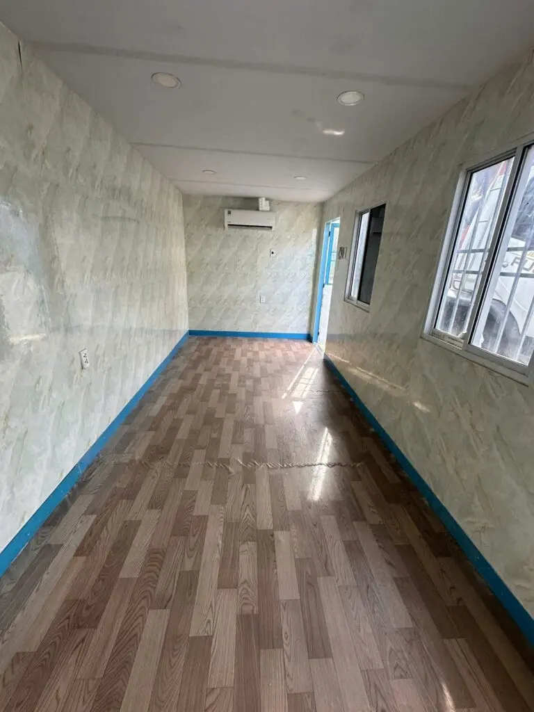 Bên trong container văn phòng 20ft sàn vinyl giả gỗ, vách ốp vân đá, máy lạnh tại Ninh Thuận