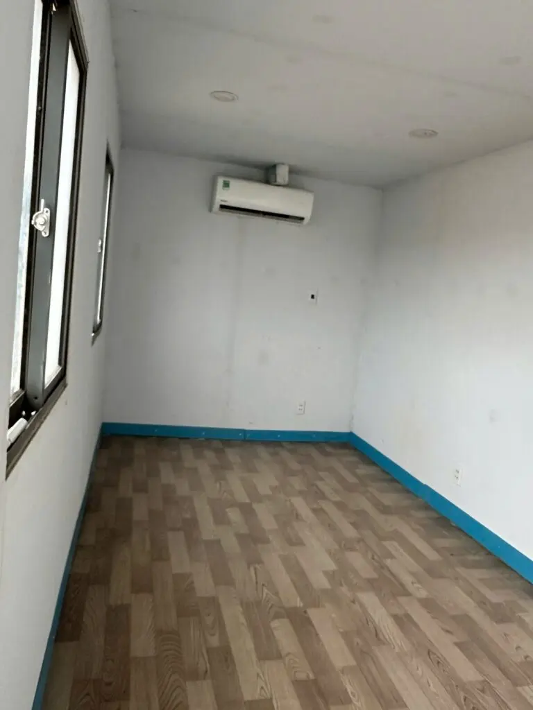 Bên trong container văn phòng 20ft sàn vinyl giả gỗ, vách trắng, máy lạnh treo tường tại Tây Ninh