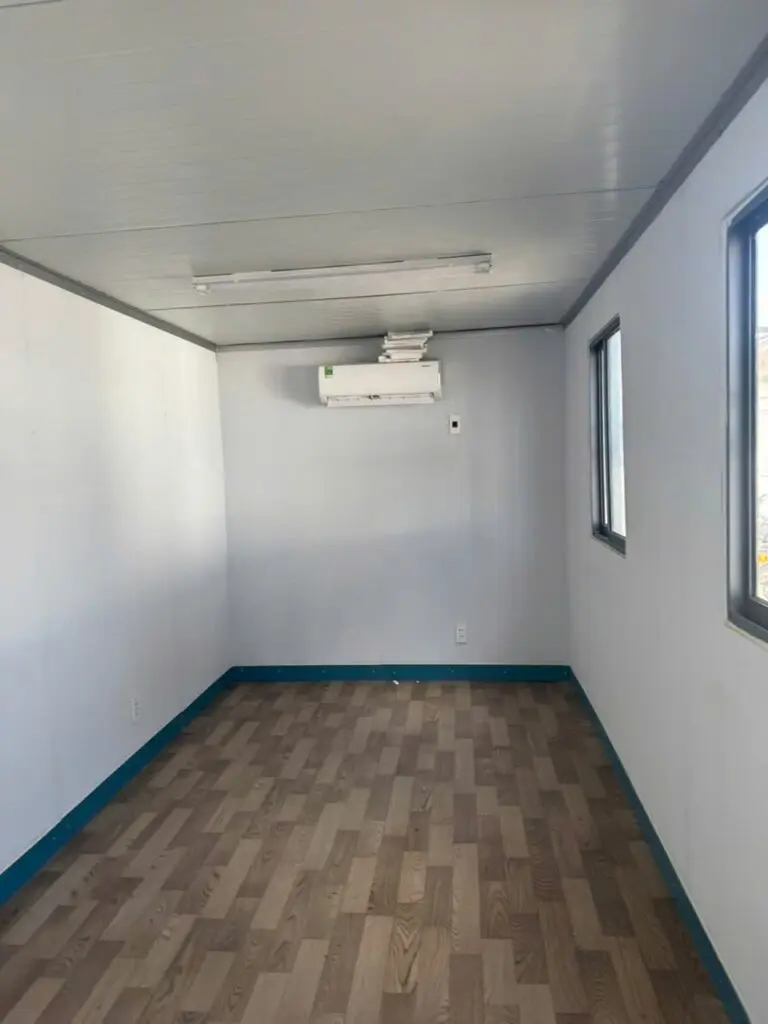 Bên trong container văn phòng 20ft sàn vinyl, vách panel trắng, máy lạnh treo tường tại Cảng Thị Vải