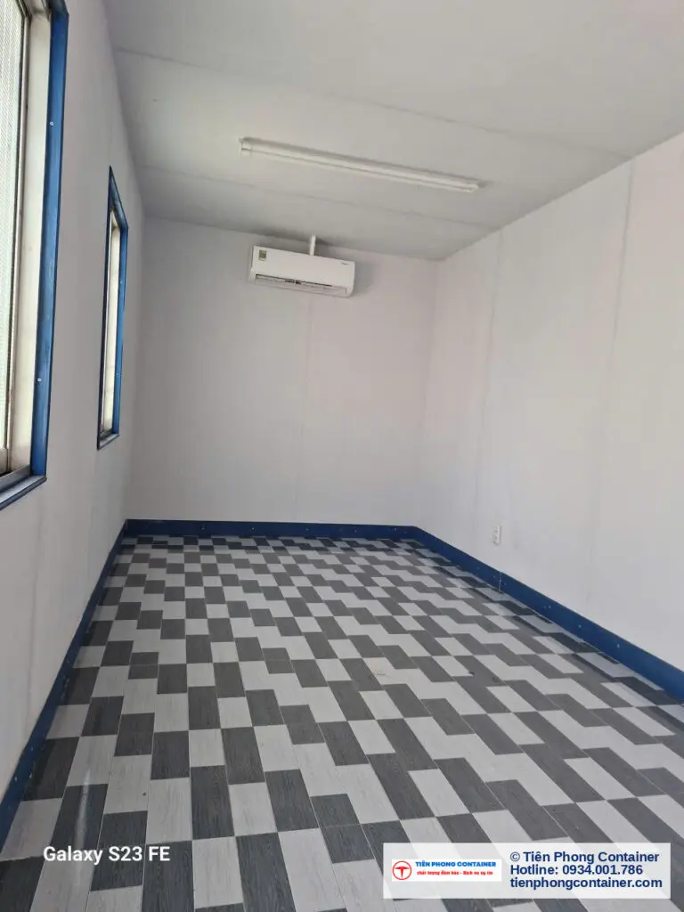 Bên trong container văn phòng 20ft với sàn vinyl caro, trần panel và máy lạnh treo tường tại VSIP 2