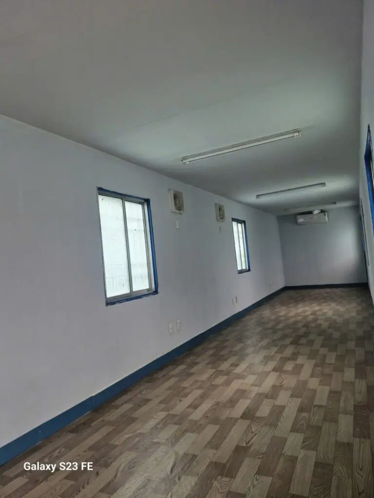 Bên trong container văn phòng 40ft sàn vinyl, vách panel trắng, cửa sổ lấy sáng tại cảng Long Bình