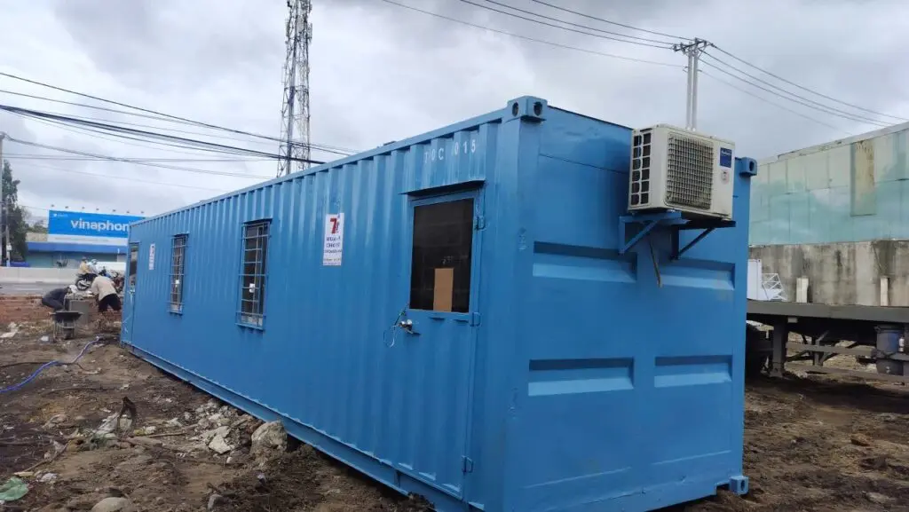 Bên trong container văn phòng 40ft với sàn vinyl, vách trắng và đèn tuýp tại Bình Hòa