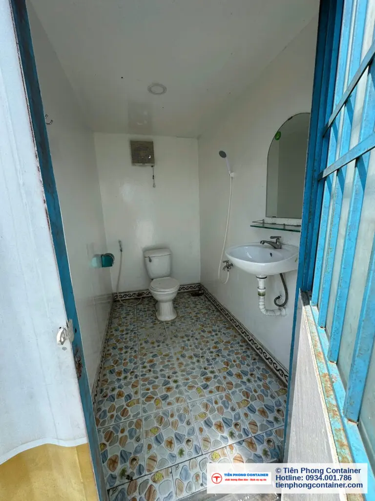 Bên trong container vệ sinh 10ft có bồn cầu, lavabo, quạt thông gió và sàn gạch tại Thủ Dầu Một