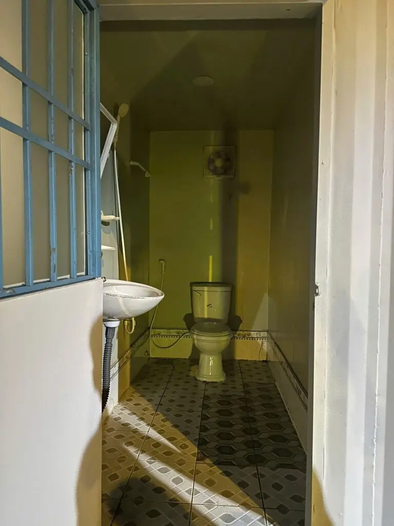 Buồng vệ sinh bên trong container văn phòng 20ft có bồn cầu, lavabo và sàn gạch tại Củ Chi