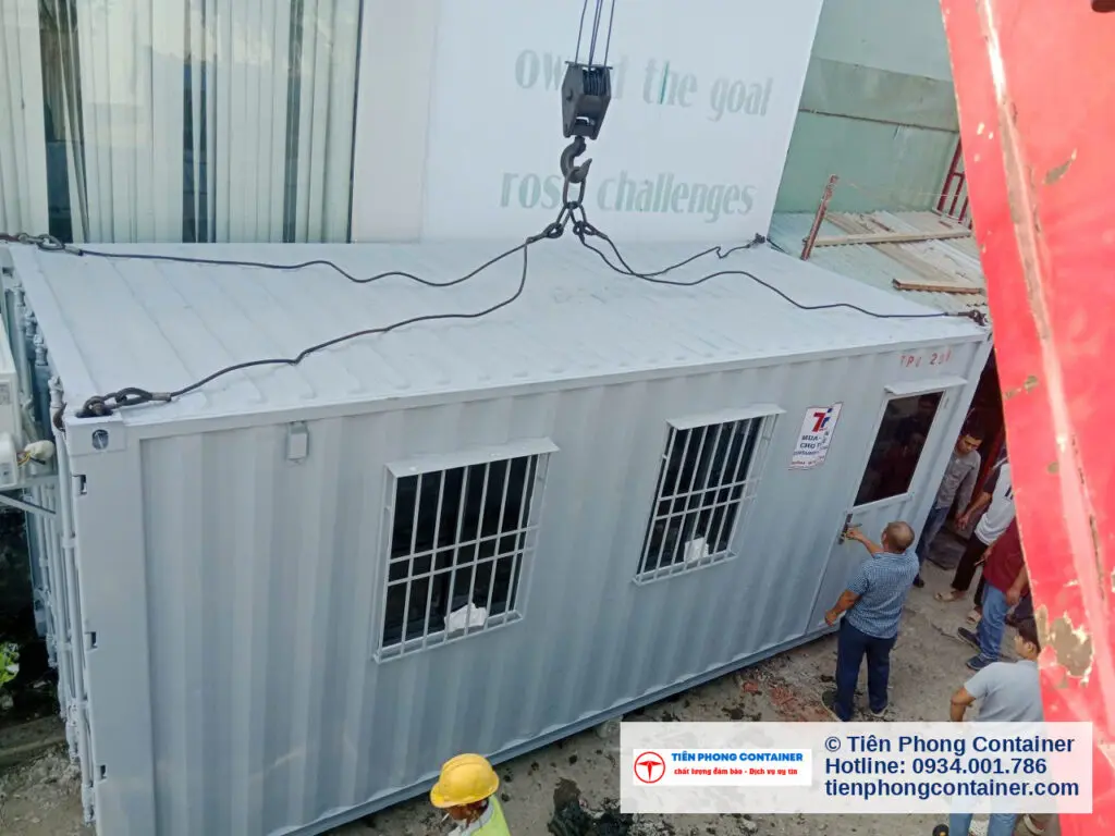 Cần cẩu hạ container văn phòng 20ft khung cửa sổ bảo vệ vào khu vực hẹp tại Thuận An Bình Dương