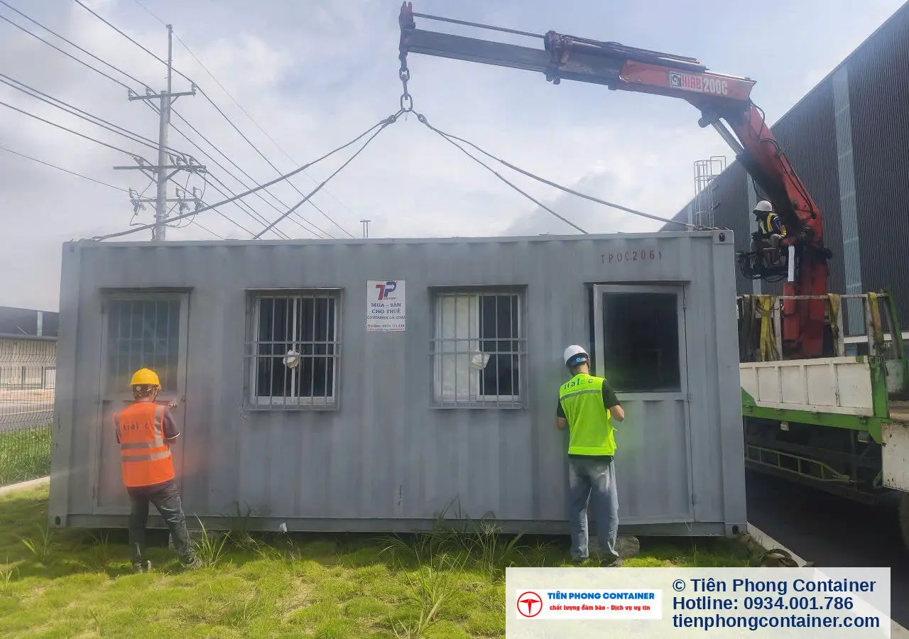 Cần cẩu nâng container văn phòng 20ft sơn xám xuống nền cỏ trước nhà xưởng KCN VSIP 3