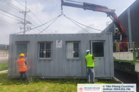 Cần cẩu nâng container văn phòng 20ft sơn xám xuống nền cỏ trước nhà xưởng KCN VSIP 3