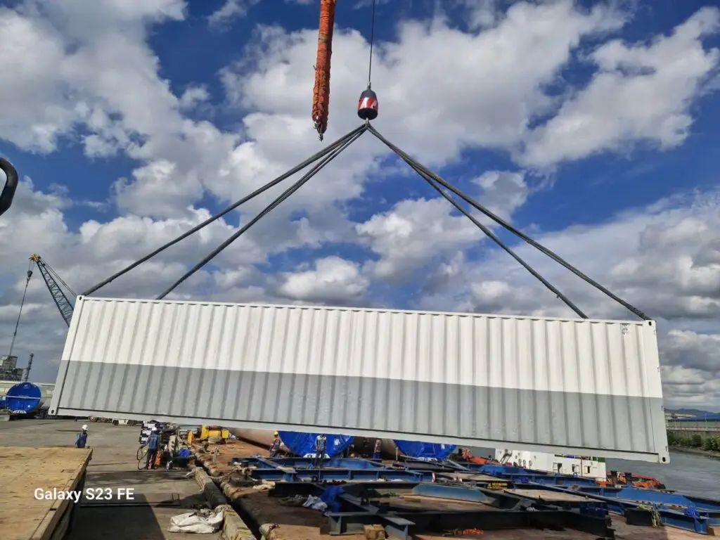 Cần cẩu nâng container văn phòng 40ft lên sà lan tại Cảng Thị Vải