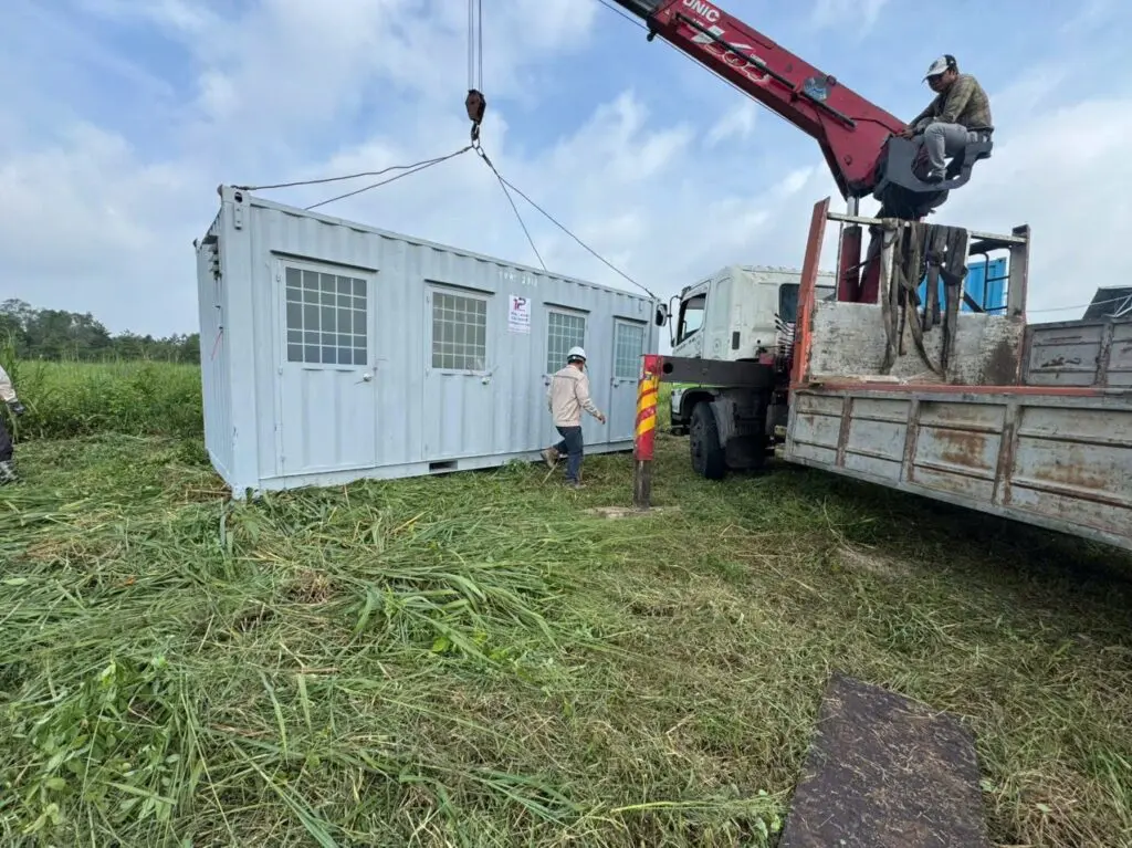 Cần cẩu nâng container vệ sinh 20ft qua bãi cỏ tại Lâm Đồng