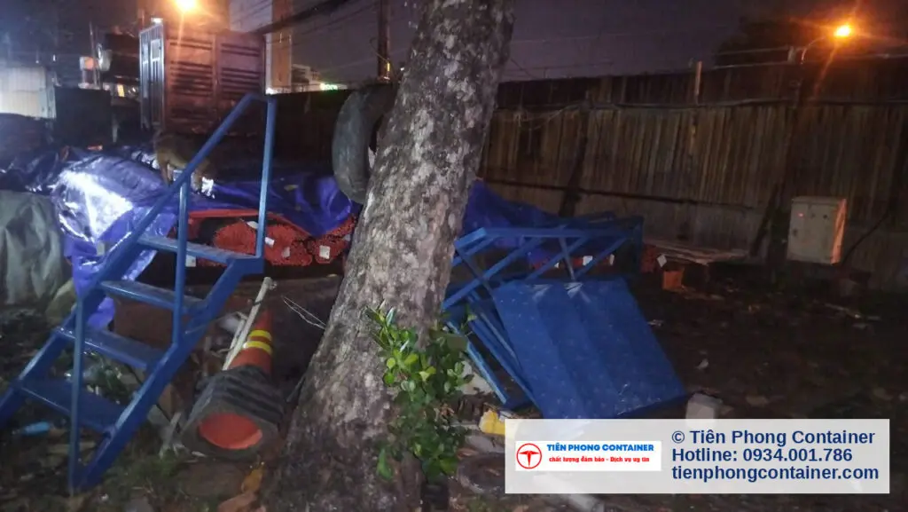 Cầu thang và sàn thao tác thép sơn xanh của container vệ sinh tại Quận 8