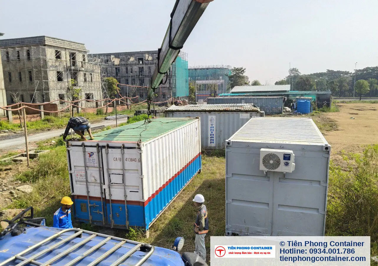 Công nhân đội mũ bảo hộ chỉ huy cẩu container văn phòng 20ft tại Aqua City