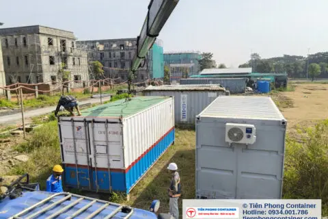 Công nhân đội mũ bảo hộ chỉ huy cẩu container văn phòng 20ft tại Aqua City