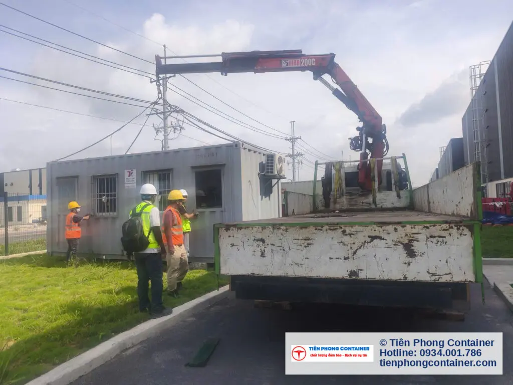 Công nhân đội mũ bảo hộ đứng cạnh container văn phòng 20ft vừa hạ tại VSIP 3