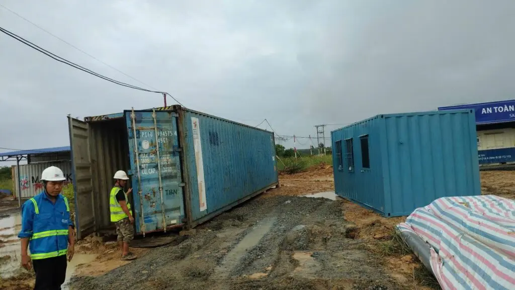 Công nhân kiểm tra cửa container kho 40ft nguyên bản tại Tây Ninh