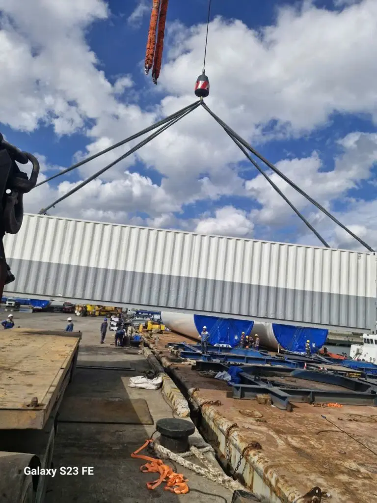 Container 40ft treo trên cần cẩu trước khi hạ xuống sà lan ở Cảng Thị Vải