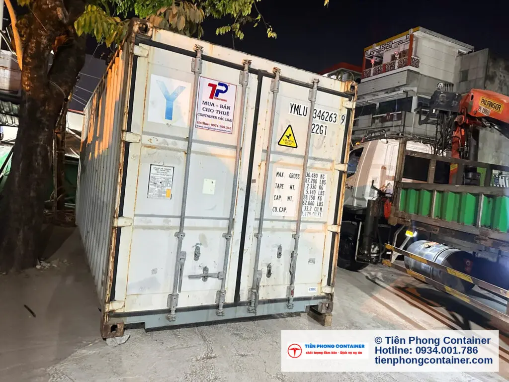 Container kho 20ft cũ đặt tại vị trí giao ban đêm tại Quận 8