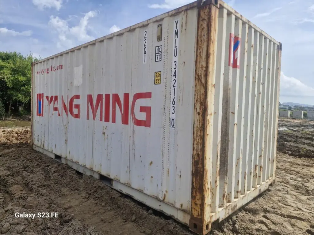 Container kho 20ft cũ đặt trên nền đất cát tại Vũng Tàu