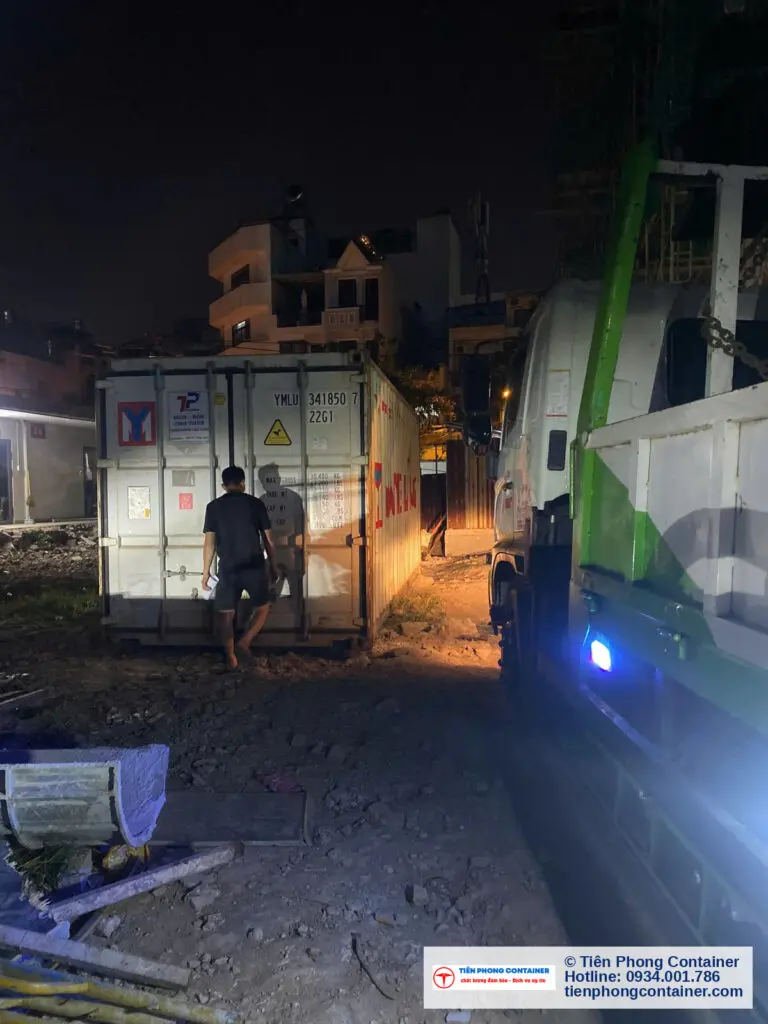 Container kho 20ft cũ được hạ xuống lối đi công trình tại Bình Tân