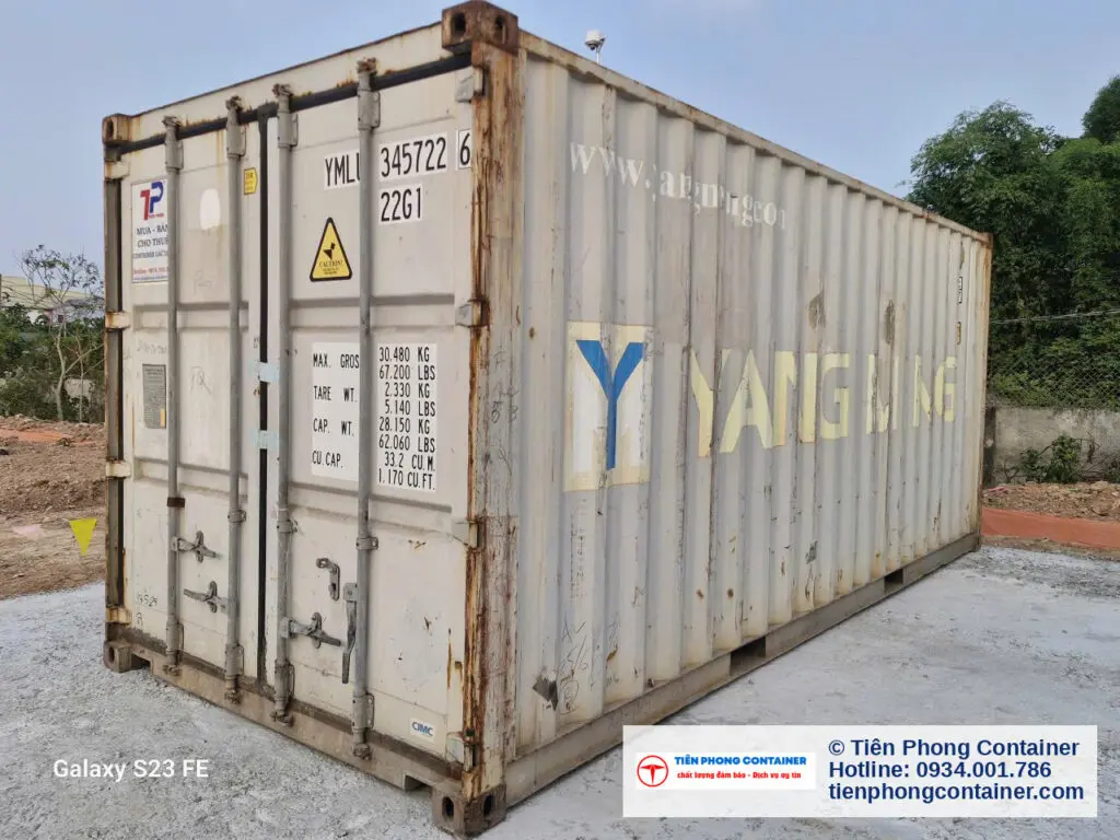 Container khô 20ft cũ trước khi hoán cải tại KCN Sóng Thần 3