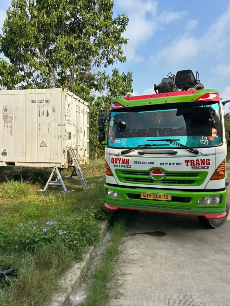 Container lạnh 20ft đặt xuống nền bê tông cạnh xe cẩu tại Củ Chi
