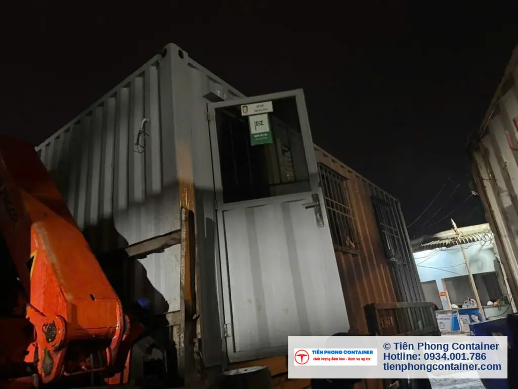 Container văn phòng 20ft cạnh xe cẩu trong đêm giao tại Quận 8 TP.HCM