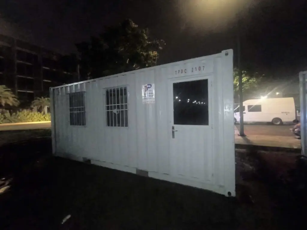 Container văn phòng 20ft có ba cửa sổ khung bảo vệ và cửa ra vào, chụp ban đêm tại Global City