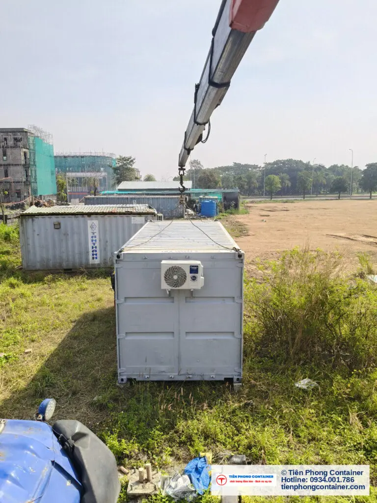 Container văn phòng 20ft có máy lạnh trên bãi cỏ cạnh xe tải gắn cẩu tại Aqua City Biên Hòa