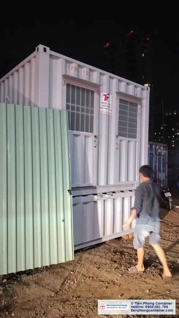 Container văn phòng 20ft cửa sổ khung bảo vệ cạnh tấm tôn rào chắn công trường tại Quận 2
