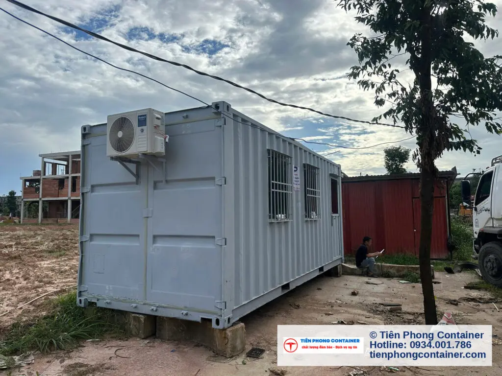 Container văn phòng 20ft cửa sổ khung bảo vệ đã đặt trên mặt bằng tại Thủ Dầu Một