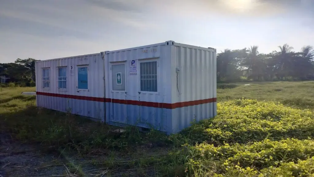 Container văn phòng 20ft cửa sổ khung bảo vệ đặt cạnh khu đất trống tại Hồ Tràm