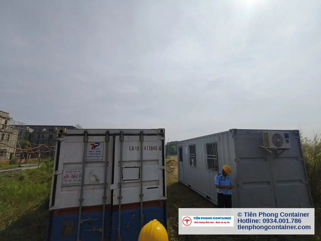 Container văn phòng 20ft đã hạ xuống, người giám sát công trình kiểm tra cửa