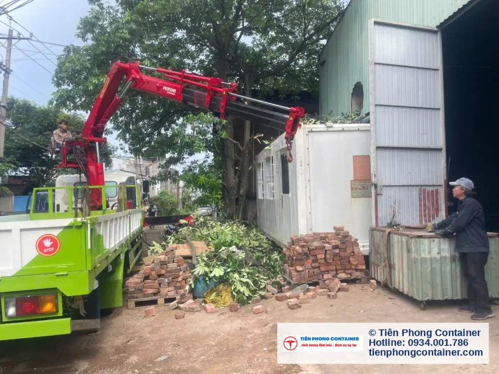 Container văn phòng 20ft đang được cẩu sát tường nhà xưởng tại Thủ Đức