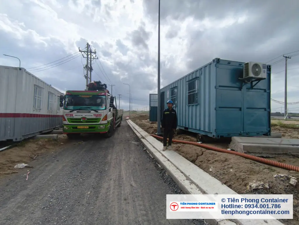 Container văn phòng 20ft đặt dọc đường nội bộ khu Aqua City, xe cẩu rời đi