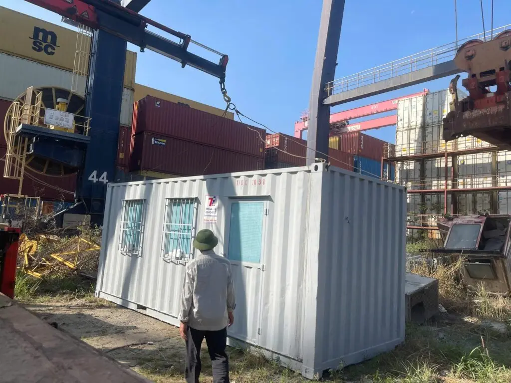 Container văn phòng 20ft đặt giữa bãi container hàng có cầu trục khung tại Quận 9