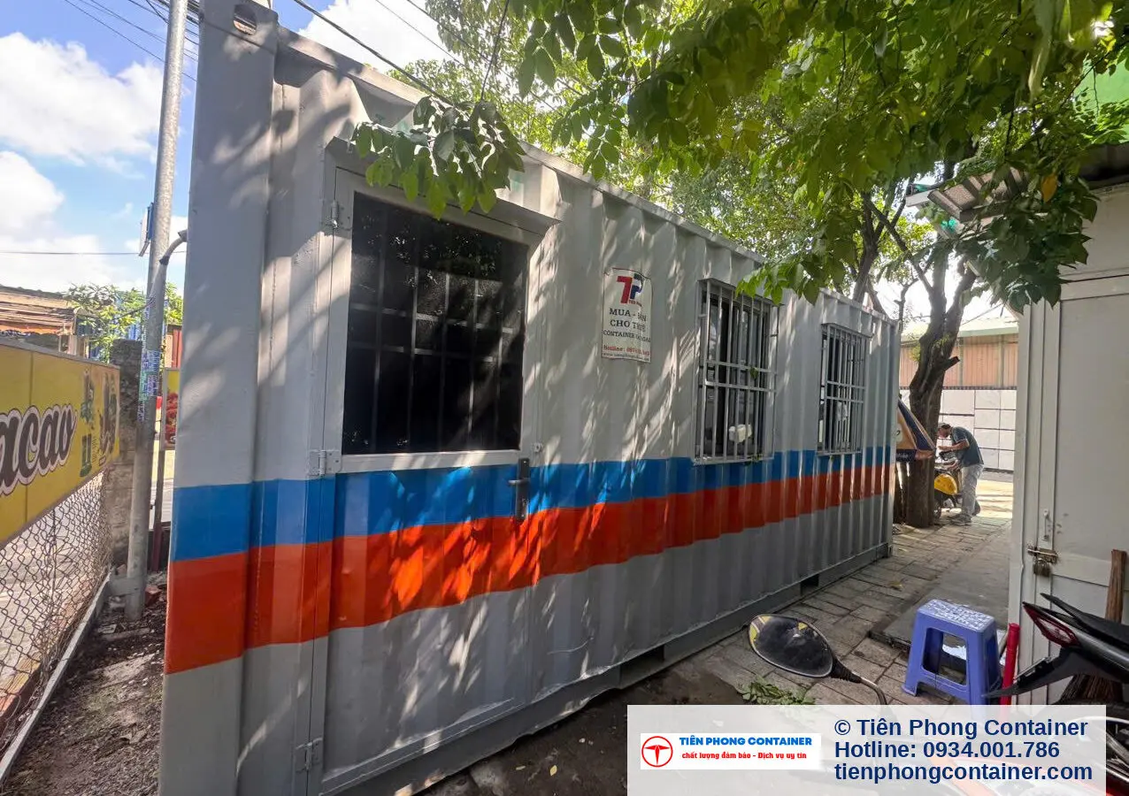 Container văn phòng 20ft kẻ vạch cam xanh đặt trong khoảng hẹp tại Trường Thạnh Quận 9