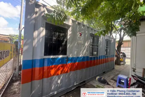 Container văn phòng 20ft kẻ vạch cam xanh đặt trong khoảng hẹp tại Trường Thạnh Quận 9